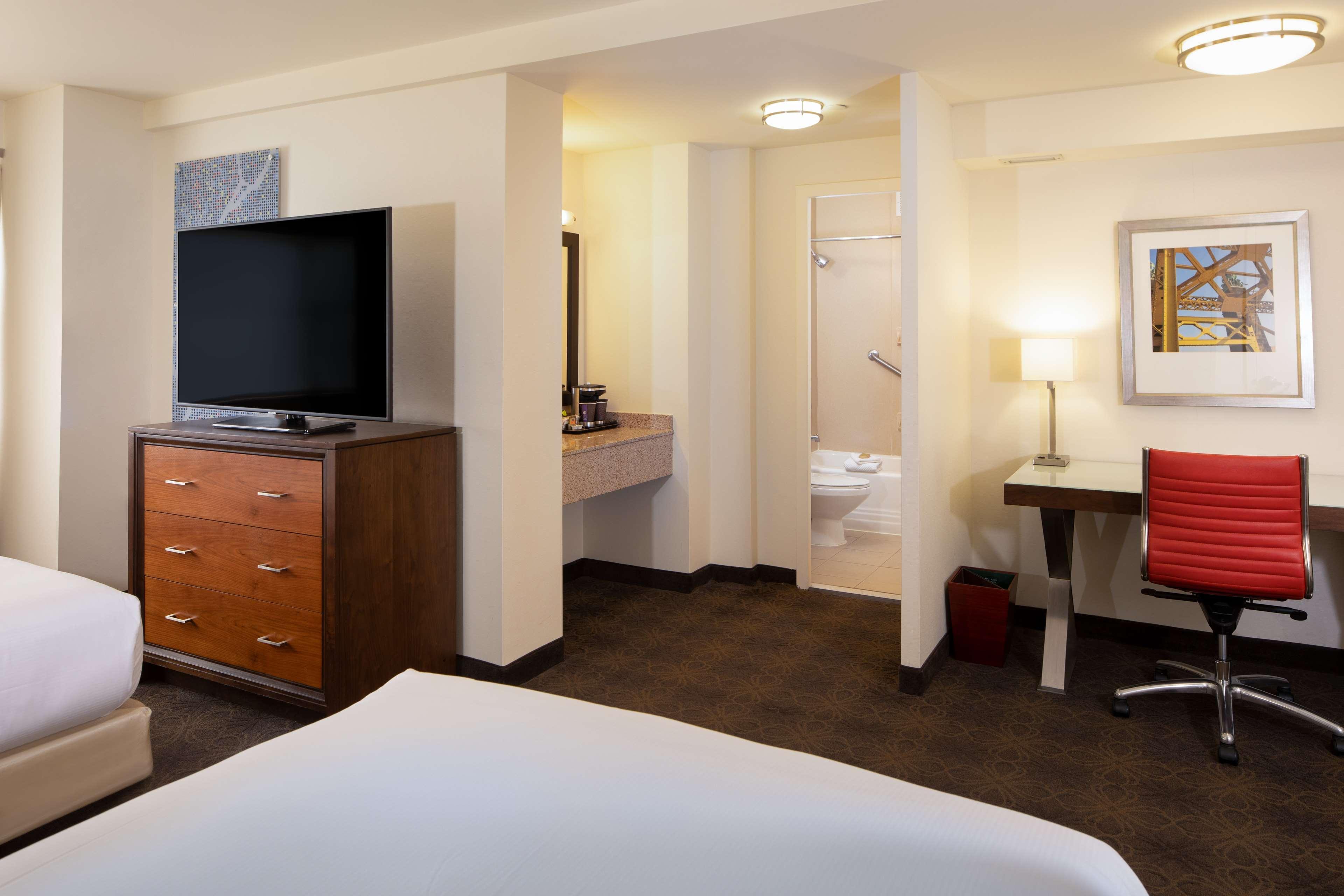 Doubletree By Hilton Hotel & Suites Pittsburgh Downtown Exteriör bild